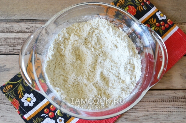 Растереть масло с мукой