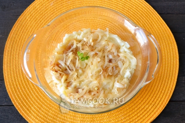 Положить лук к картофелю