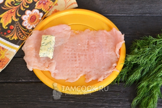 Положить масло на мясо