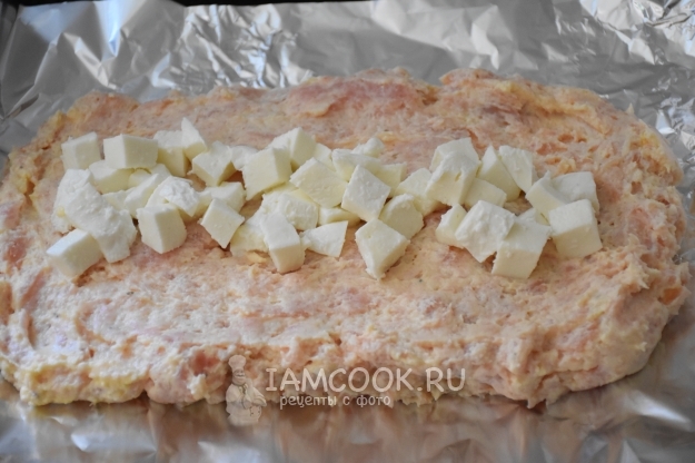 Положить на фарш сыр