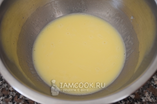 Взбить яйца с молоком и маслом