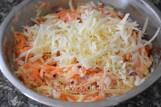 Добавить овощи и сыр