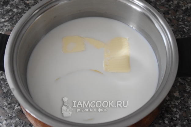 Соединить масло, молоко и воду