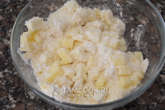 Смешать муку, разрыхлитель и сыр