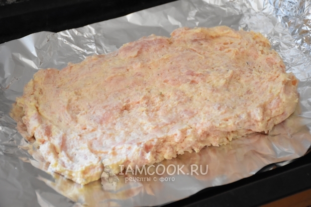 Выложить фарш на фольгу