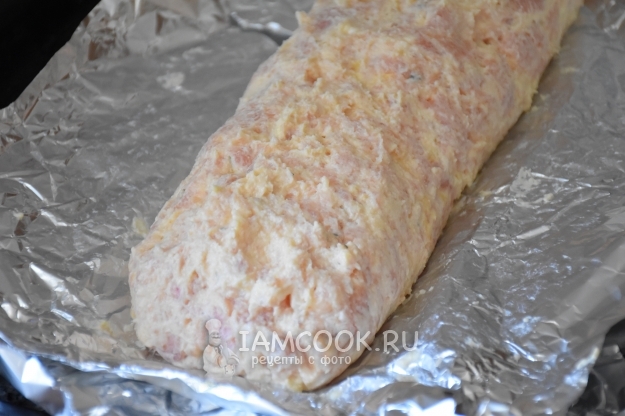 Сформировать из фарша рулет