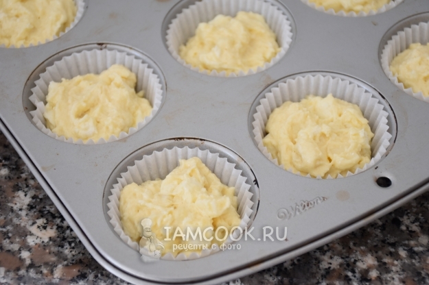 Положить тесто в формочки