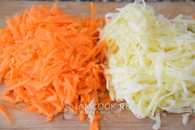 Натереть сыр и морковь