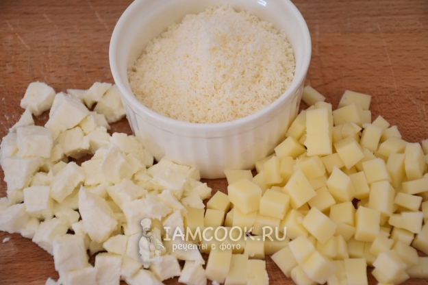 Сыр порезать и потереть на терке