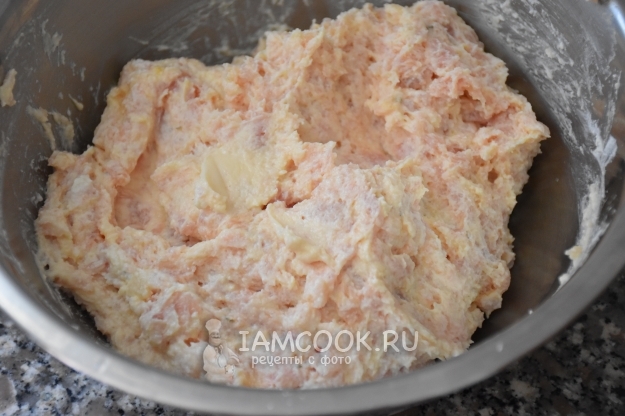 Соединить фарш, рикотту и яйца