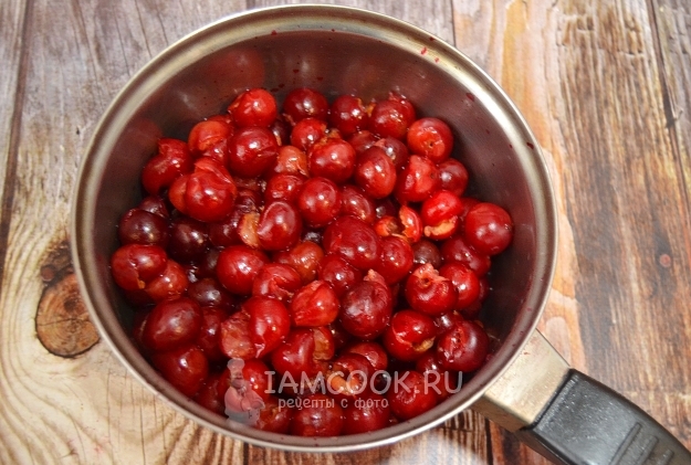 Удалить из вишни косточки