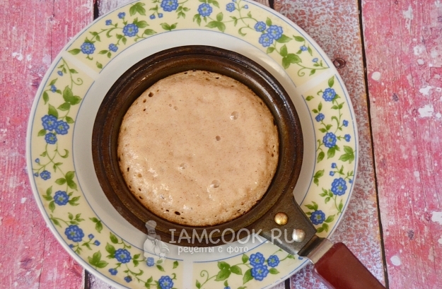 Налить тесто на сковороду