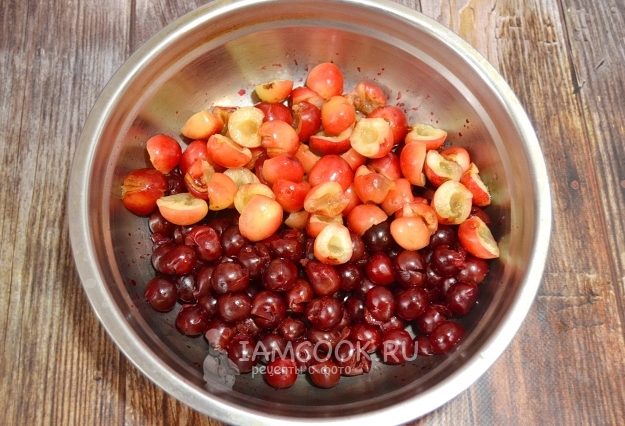 Удалить из вишни и черешни косточки