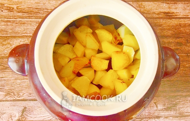 Положить в горшочек картофель