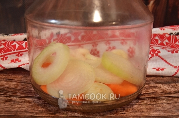 Положить в банку лук и морковь