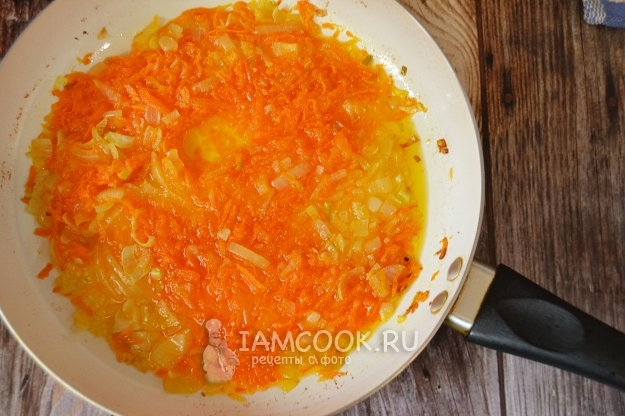 Пожарить лук с морковью