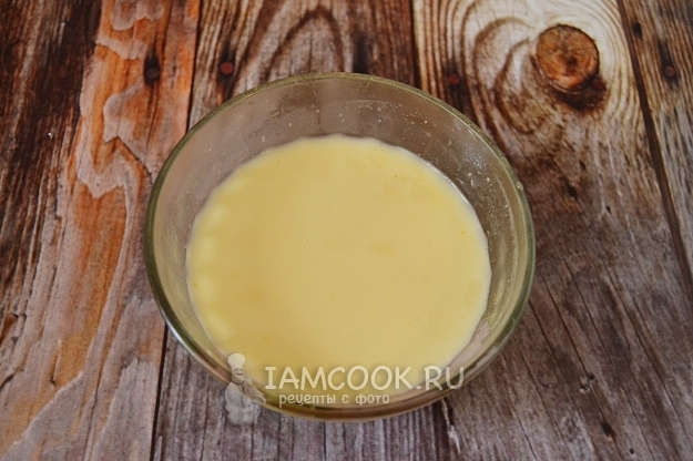 Размешать сметану с бульоном