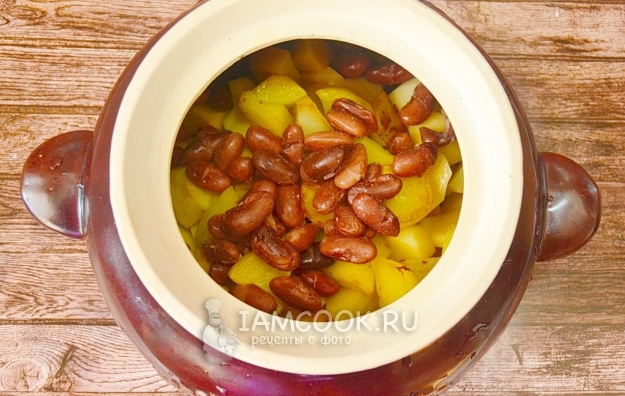 Положить на картофель фасоль