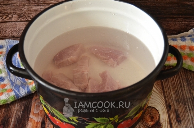 Положить мясо в кастрюлю с водой