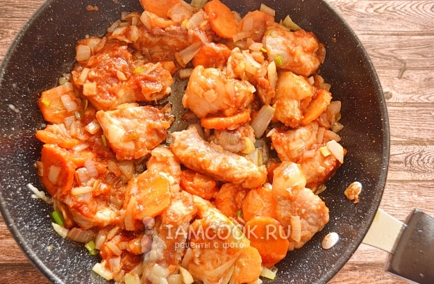 Положить томатную пасту