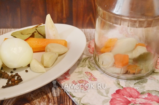 Положить овощи в банку