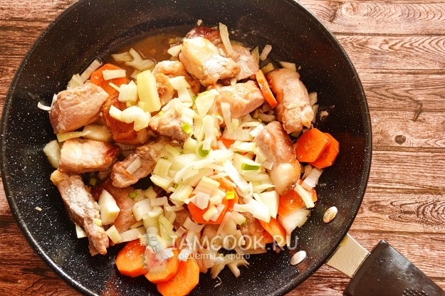 Положить к мясу лук и морковь