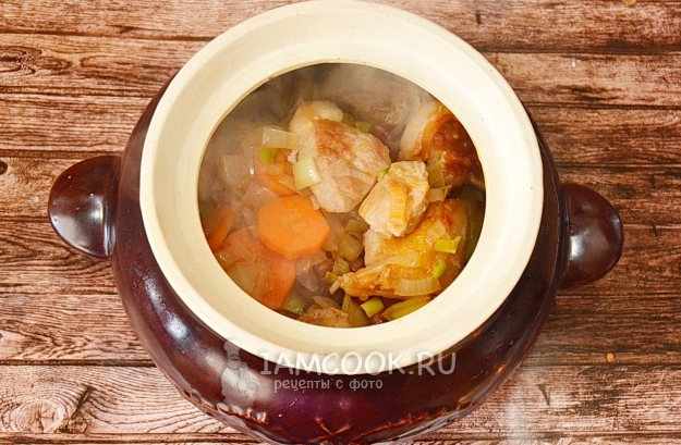 Положить мясо с овощами