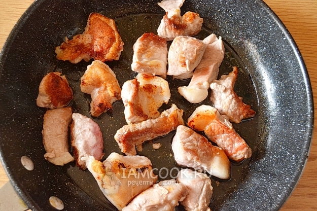 Обжарить мясо