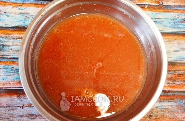 Соединить томатный сок с маслом