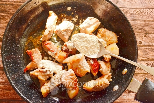 Всыпать муку