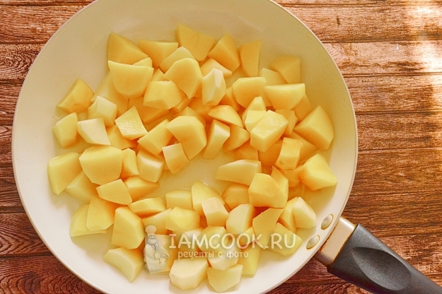 Положить картофель на сковороду