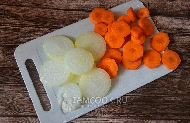 Порезать лук и морковь