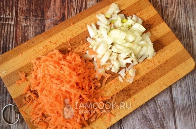 Измельчить лук и морковь