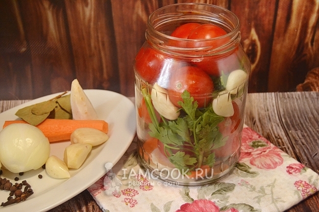 Положить помидоры и чеснок