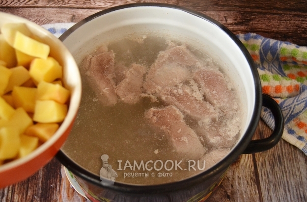 Положить картофель в бульон