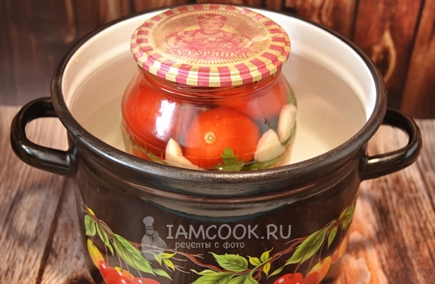 Простерилизовать банку с помидорами