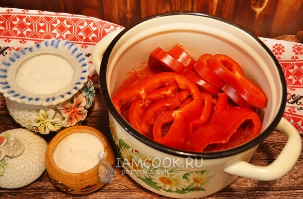 Положить перцы к помидорам