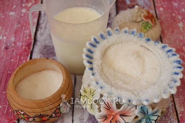 Всыпать в молоко соль и сахар