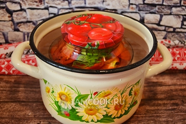 Поставить банку в кастрюлю с водой