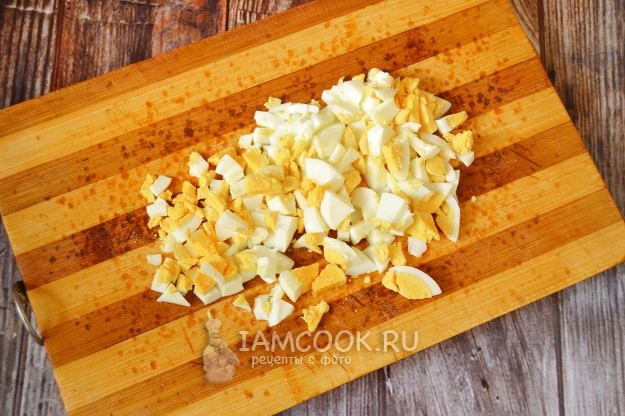 Порезать яйца