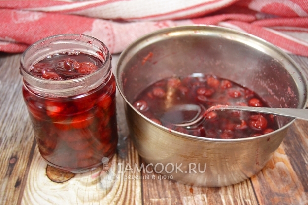 Положить варенье в банку