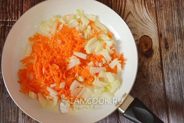 Положить на сковороду лук и морковь