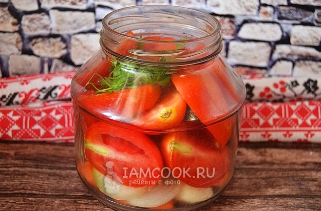 Положить помидоры и зелень