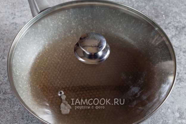 Нагреть масло на сковороде