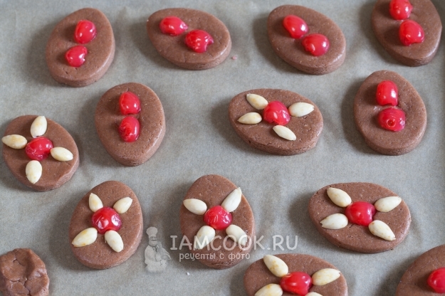 Положить на тесто вишню и орехи