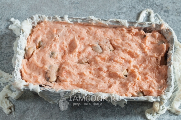 Положить на морепродукты фарш
