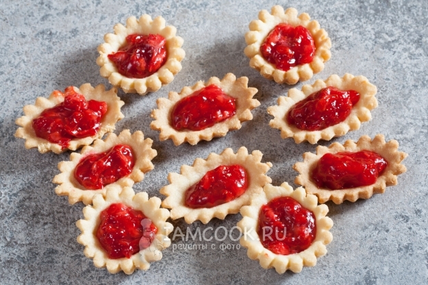 Положить в корзинки клубничную начинку