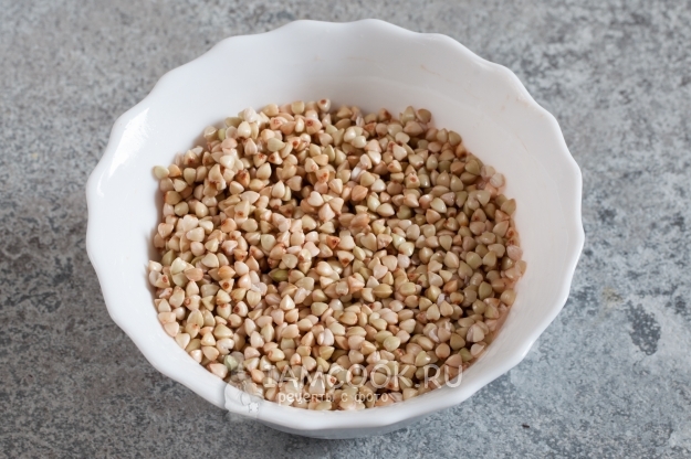 Слить с зеленой гречки воду