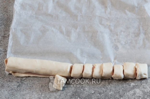 Порезать рулет на кусочки