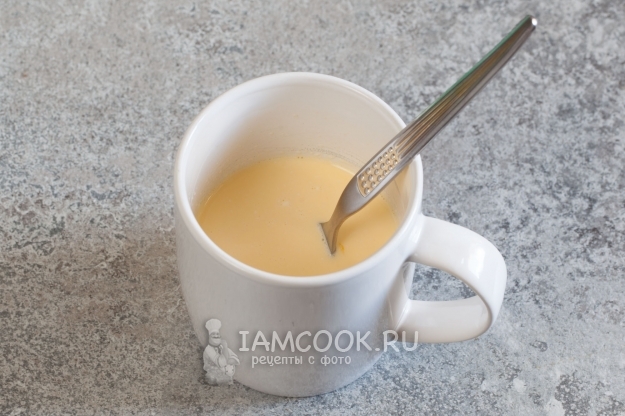 Соединить желтки со сливками